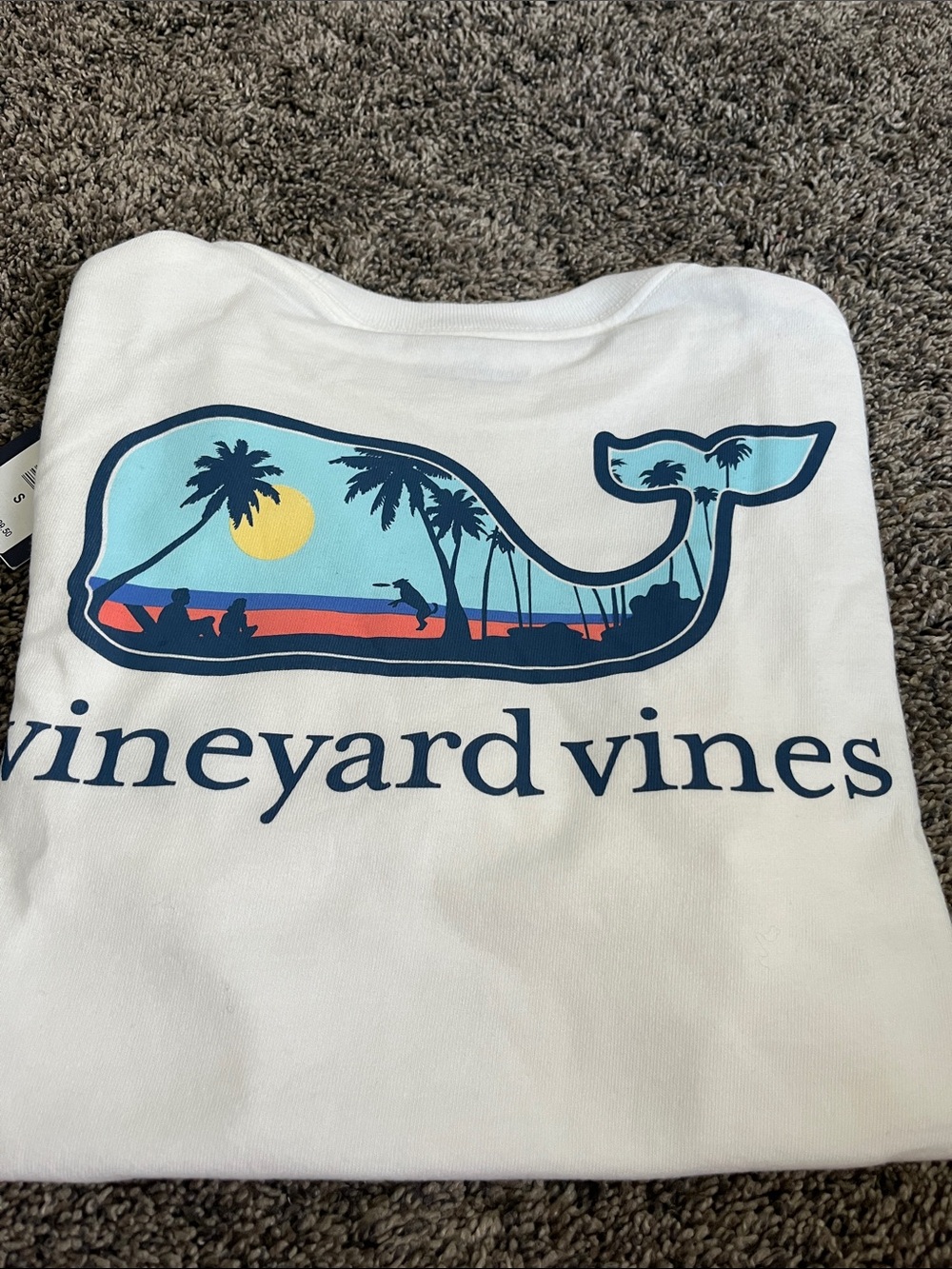 Vineyard Vines White Tee with Beach and dog  Whale Graphic!  New. Boy. Small.